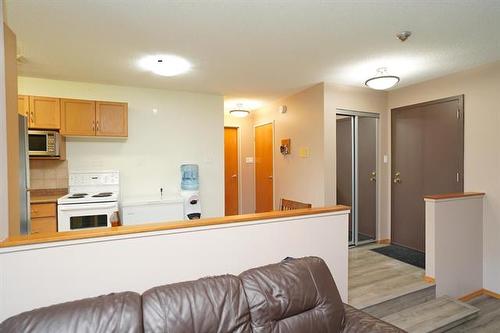 410-35 Valhalla Dr, Winnipeg, MB - Indoor Photo Showing Kitchen