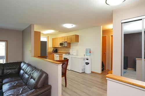 410-35 Valhalla Dr, Winnipeg, MB - Indoor Photo Showing Kitchen