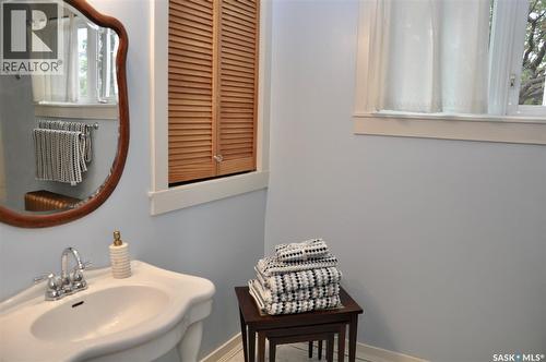 623 4Th Avenue N, Saskatoon, SK - Indoor Photo Showing Bathroom