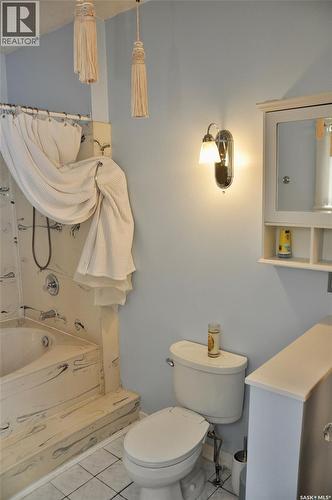 623 4Th Avenue N, Saskatoon, SK - Indoor Photo Showing Bathroom