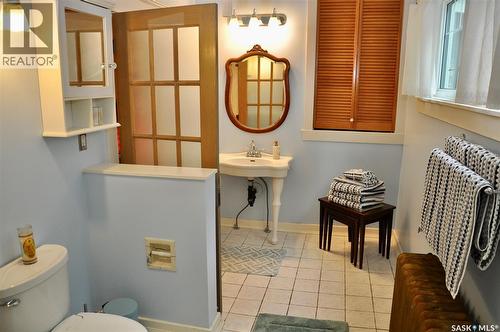 623 4Th Avenue N, Saskatoon, SK - Indoor Photo Showing Bathroom