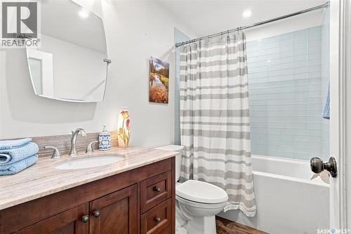 1019A 10Th Street E, Saskatoon, SK - Indoor Photo Showing Bathroom