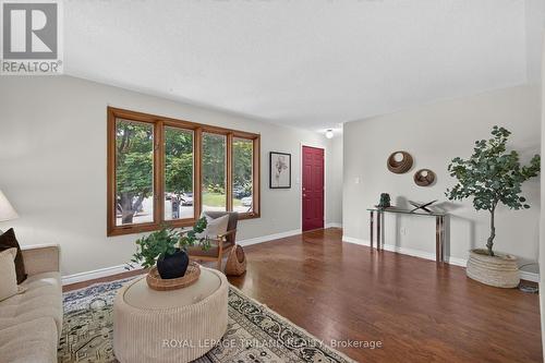 7 Fanjoy Drive, St. Thomas, ON - Indoor Photo Showing Living Room