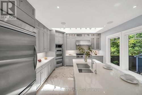 271 Oakhill Road, Mississauga, ON - Indoor Photo Showing Kitchen With Double Sink With Upgraded Kitchen