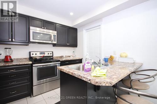 19 England Terrace, Hamilton, ON - Indoor Photo Showing Kitchen With Upgraded Kitchen
