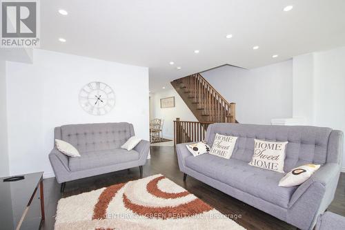 19 England Terrace, Hamilton, ON - Indoor Photo Showing Living Room