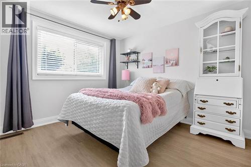 516 Kenmarr Crescent, Burlington, ON - Indoor Photo Showing Bedroom
