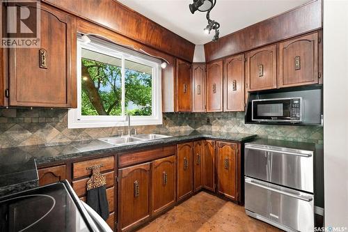 1621 Edward Avenue, Saskatoon, SK - Indoor Photo Showing Kitchen With Double Sink