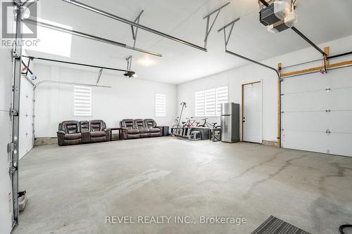 36 Ewing Way, Amaranth, ON - Indoor Photo Showing Garage