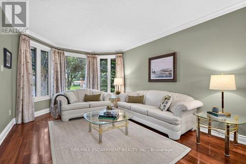 1152 Lockhart Road, Burlington, ON - Indoor Photo Showing Living Room