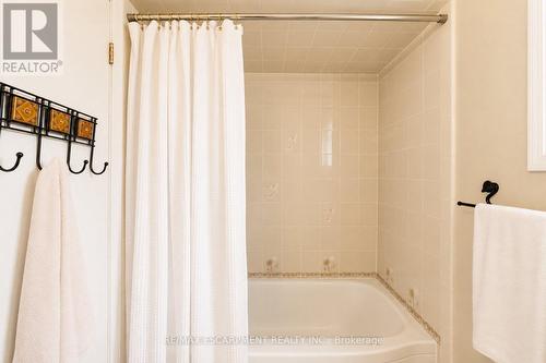 120 Stone Church Road W, Hamilton, ON - Indoor Photo Showing Bathroom