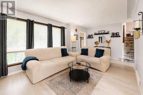 120 Stone Church Road W, Hamilton, ON - Indoor Photo Showing Living Room