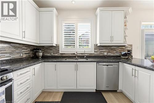 805 Munich Circle, Waterloo, ON - Indoor Photo Showing Kitchen With Double Sink With Upgraded Kitchen