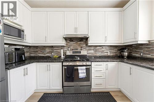805 Munich Circle, Waterloo, ON - Indoor Photo Showing Kitchen With Upgraded Kitchen