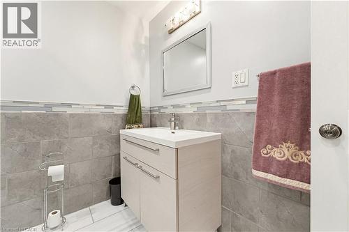 805 Munich Circle, Waterloo, ON - Indoor Photo Showing Bathroom