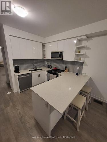 60 HOOYO TERRACE , Toronto, Ontario M6A 0E2 3
