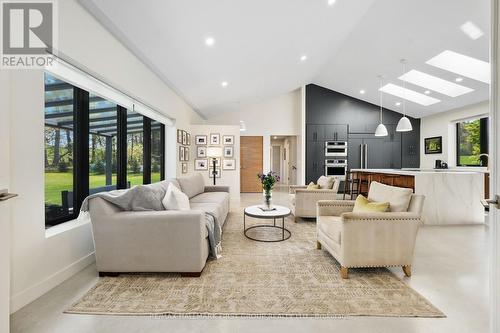 4566 Harwood Road, Hamilton Township, ON - Indoor Photo Showing Living Room