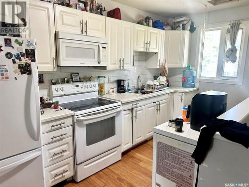 1228 Robinson Street, Regina, SK - Indoor Photo Showing Kitchen