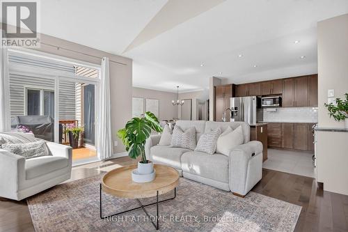 207 Mareth Way, Ottawa, ON - Indoor Photo Showing Living Room
