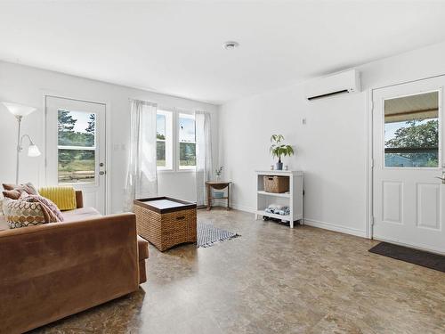 1096 Highway 2, Hilden, NS - Indoor Photo Showing Living Room