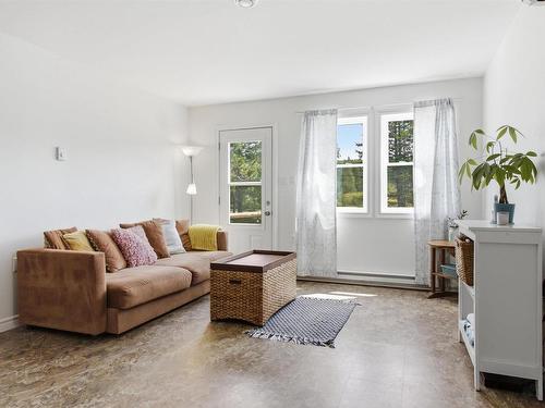 1096 Highway 2, Hilden, NS - Indoor Photo Showing Living Room
