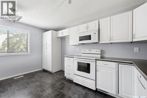 2518 7Th Avenue E, Regina, SK - Indoor Photo Showing Kitchen