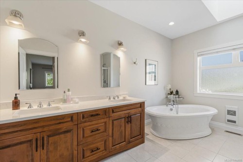 609 Meadow Dr, Qualicum Beach, BC 