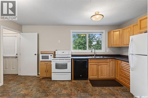214 Fisher Crescent, Saskatoon, SK - Indoor Photo Showing Kitchen With Double Sink