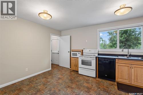214 Fisher Crescent, Saskatoon, SK - Indoor Photo Showing Kitchen With Double Sink