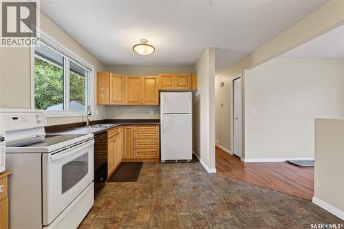 214 Fisher Crescent, Saskatoon, SK - Indoor Photo Showing Kitchen