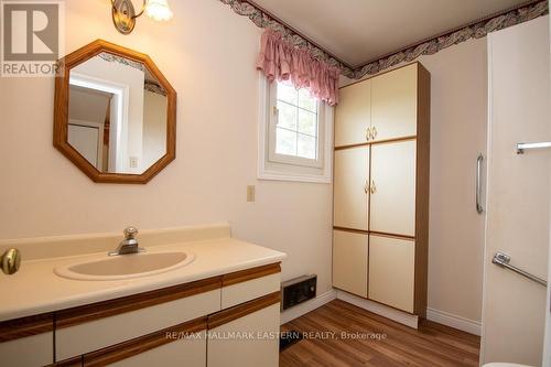 Main Floor Bathroom - 1444 5Th Line, Selwyn, ON 