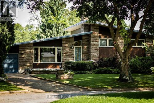 7 GLENAYR PLACE  St. Catharines (Glendale/Glenridge), ON L2T 2A2