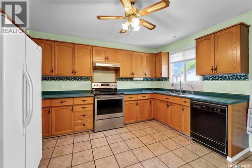 504 4Th Avenue W, Biggar, SK - Indoor Photo Showing Kitchen With Double Sink