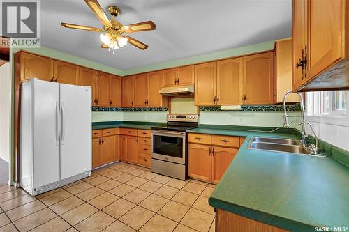 504 4Th Avenue W, Biggar, SK - Indoor Photo Showing Kitchen With Double Sink