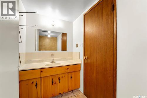 504 4Th Avenue W, Biggar, SK - Indoor Photo Showing Bathroom