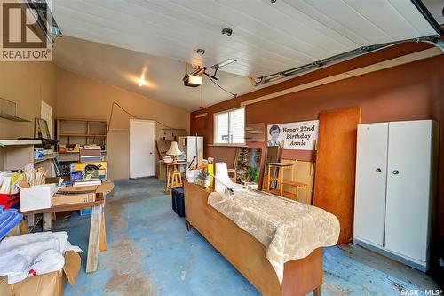 504 4Th Avenue W, Biggar, SK - Indoor Photo Showing Garage