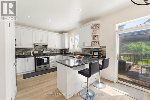 805 Munich Circle, Waterloo, ON - Indoor Photo Showing Kitchen With Upgraded Kitchen
