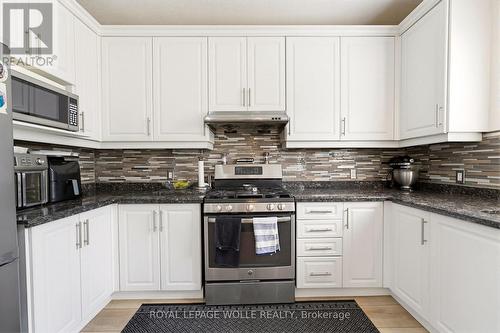 805 Munich Circle, Waterloo, ON - Indoor Photo Showing Kitchen With Upgraded Kitchen