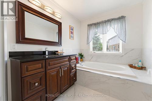 805 Munich Circle, Waterloo, ON - Indoor Photo Showing Bathroom