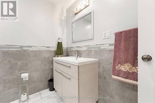 805 Munich Circle, Waterloo, ON - Indoor Photo Showing Bathroom