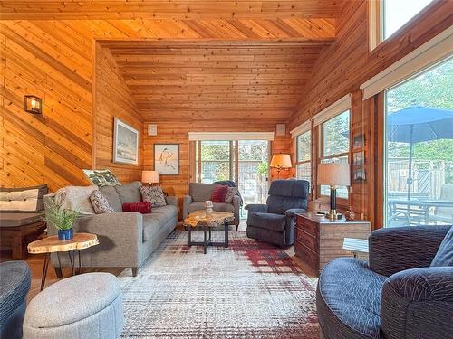 156 Crocus Street, Clear Lake, MB - Indoor Photo Showing Living Room