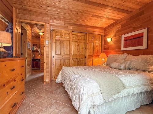 156 Crocus Street, Clear Lake, MB - Indoor Photo Showing Bedroom