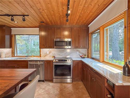 156 Crocus Street, Clear Lake, MB - Indoor Photo Showing Kitchen