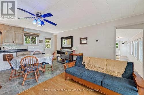 1403B Everett Lane, Frontenac (Frontenac South), ON - Indoor Photo Showing Living Room