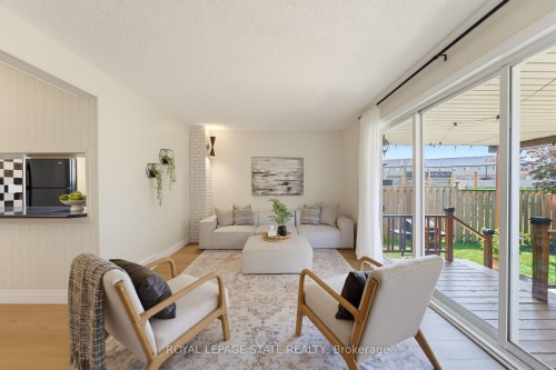 32 Silvervine Drive, Hamilton, ON - Indoor Photo Showing Living Room