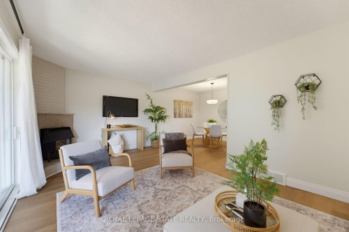 32 Silvervine Drive, Hamilton, ON - Indoor Photo Showing Living Room