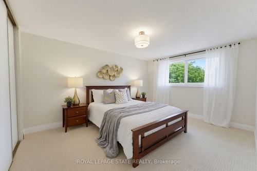 32 Silvervine Drive, Hamilton, ON - Indoor Photo Showing Bedroom