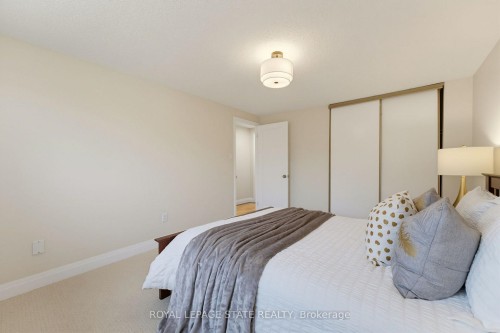 32 Silvervine Drive, Hamilton, ON - Indoor Photo Showing Bedroom