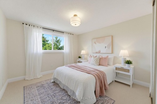 32 Silvervine Drive, Hamilton, ON - Indoor Photo Showing Bedroom