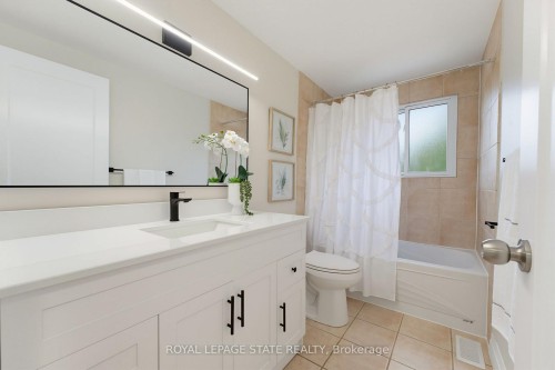 32 Silvervine Drive, Hamilton, ON - Indoor Photo Showing Bathroom